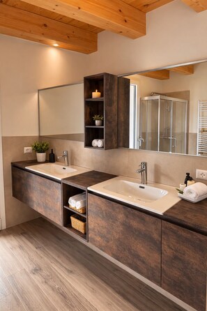 Bathroom - Villa Alberti – Elegant, Spacious & Bright Villa (Cendon)