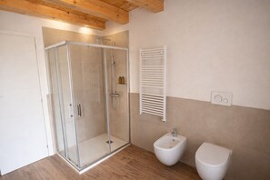Shower, hair dryer, bidet, towels - Villa Alberti – Elegant, Spacious & Bright Villa (Cendon)