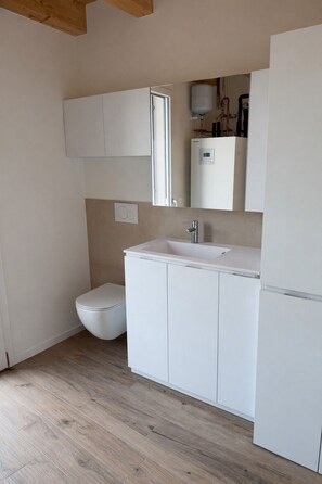 Shower, hair dryer, bidet, towels - Villa Alberti – Elegant, Spacious & Bright Villa (Cendon)