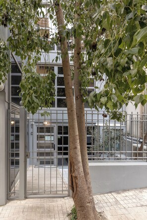 Exterior detail - BES 2 - Minimal New Studio by GHH (Kesariani)