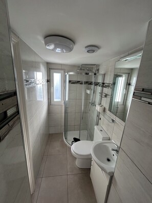 Shower, hair dryer, towels, soap - Dublin City Central Gorgeous Flat (Dublin)