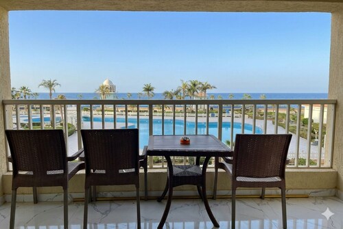 Cozy 2-bedroom chalet in superb Ain Sokhna with AC and fitness room