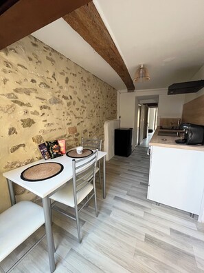 Dining - Charming studio in the center of l'Isle-sur-la-Sorgue! (L'Isle-sur-la-Sorgue)