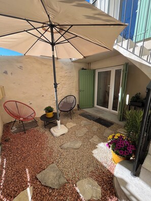 Terrace/patio - Charming studio in the center of l'Isle-sur-la-Sorgue! (L'Isle-sur-la-Sorgue)