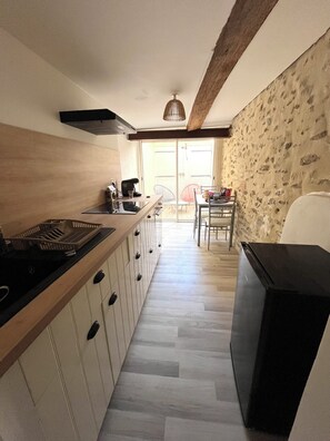 Private kitchen - Charming studio in the center of l'Isle-sur-la-Sorgue! (L'Isle-sur-la-Sorgue)