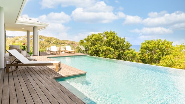 A wooden deck with lounge chairs and a pool. - Amara 4 - Luxury villa with sea view (Les Trois-Îlets)