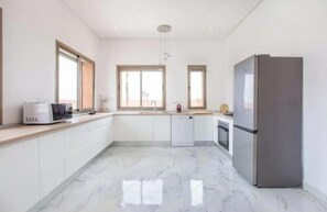Private kitchen - Panoramic Luxury Escape at Villa Alaïa - Private Pool Retreat in Marrakech (Marrakech)