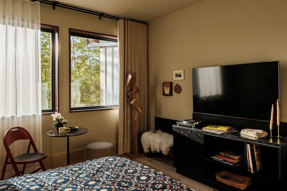 Classic Room, River View | Premium bedding, down comforters, in-room safe, laptop workspace