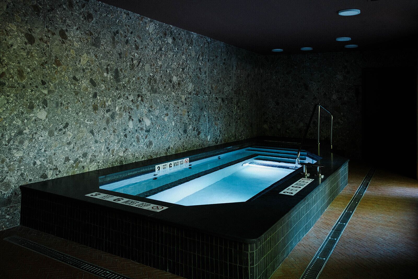 Indoor spa tub