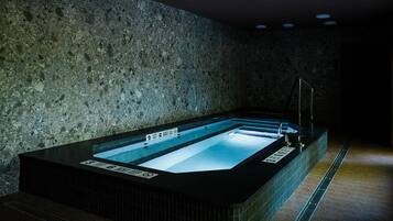 Indoor spa tub