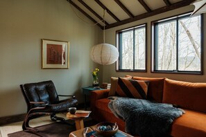 Chaumière Design, patio, vue sur le fleuve | Aire de séjour