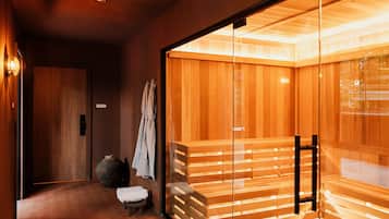 Una sauna con panche in legno e una porta in vetro.