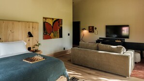 Suite – deluxe, elveutsikt | Oppholdsområde | En 50-tommers smart-TV med Parabol-TV samt Netflix og Hulu