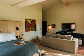 Deluxe Suite, River View | Living area | 50-inch Smart TV with satellite channels, Netflix, Hulu
