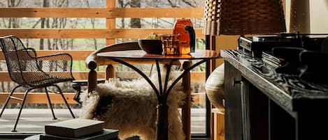 Studiosvit - utsikt mot floden | Interiör