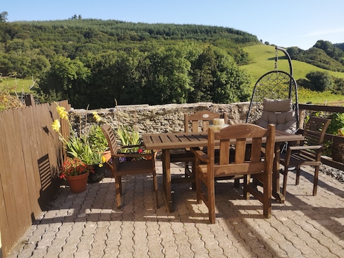 Lovely 2 bedroom home in a tranquil and picturesque setting.