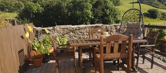 Lovely 2 bedroom home in a tranquil and picturesque setting.