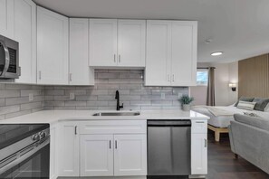 Fridge, microwave, stovetop, coffee/tea maker - The Perfect Columbus Studio Steps from Downtown Parking (Columbus)