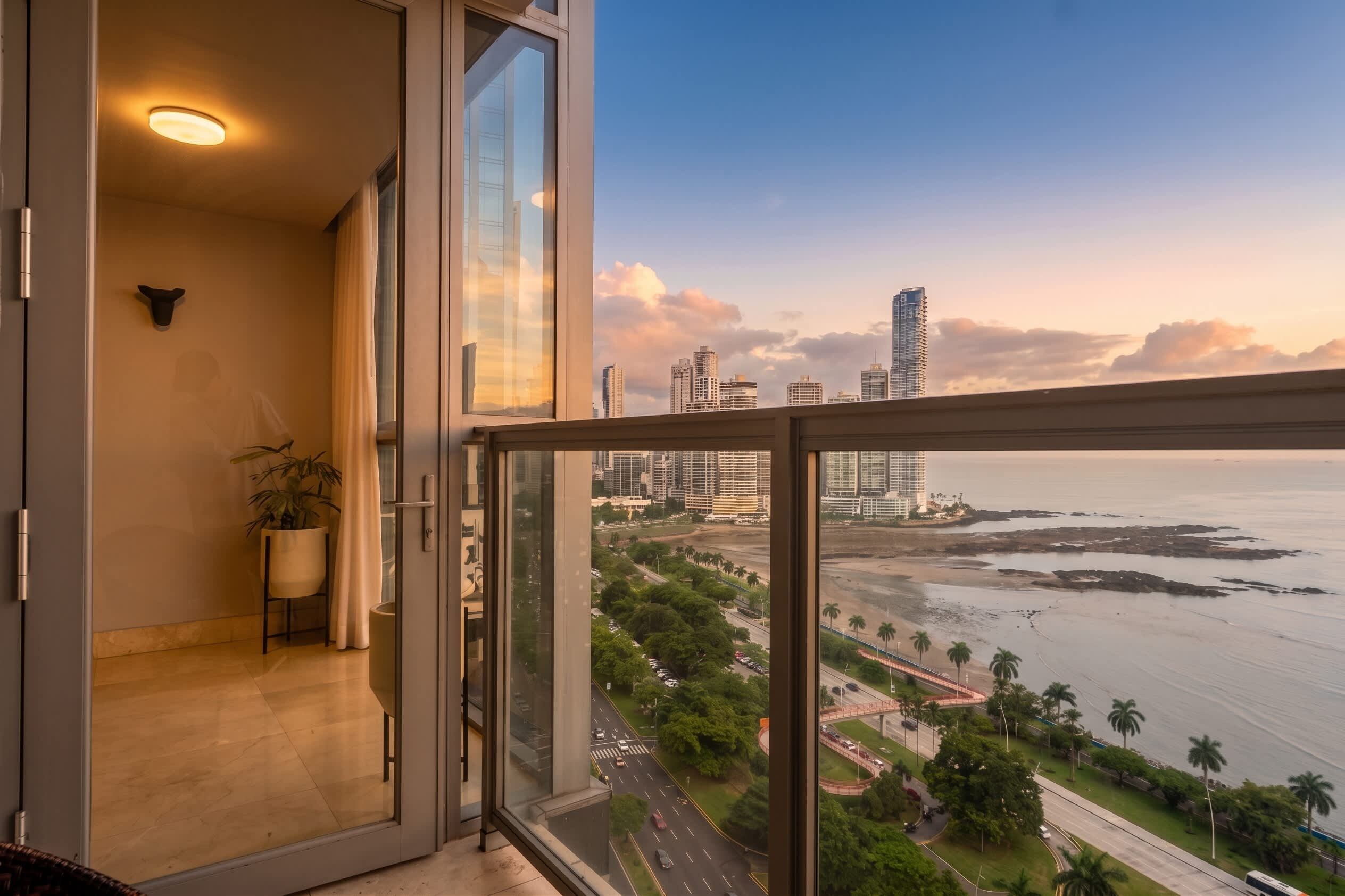 Un balcon offrant une vue sur les toits de la ville et sur l’océan.