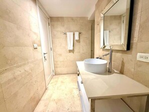 Shower, hair dryer, shampoo - 13 E - Apartamento con vista al mar 2 BR (Panamá)