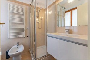 Shower, hair dryer, towels, soap - AP6 Apartment in the Cathedral area (Milano)