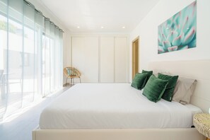 5 bedrooms, iron/ironing board, travel cot, free WiFi - Azura Villa with private pool (Santa Bárbara)
