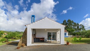 A modern house with a patio, a dining area, and a garage. - Room 'Monte Do Sol 3' with Mountain View, Wi-Fi and Air Conditioning (S. Luís)