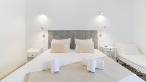 A modern hotel room with a large bed, bedside tables, and a bedside lamp. - Room 'Monte Do Sol 2' with Mountain View, Wi-Fi and Air Conditioning (S. Luís)