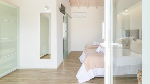 A bedroom with a bed, a wardrobe, and a mirror. - Room 'Monte Do Sol 4' with Mountain View, Wi-Fi and Air Conditioning (S. Luís)