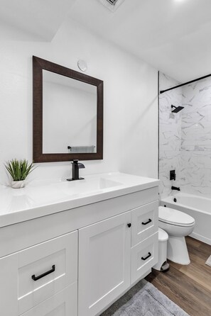Shower, towels, soap, toilet paper - Marvelous 5-bedroom house in family friendly Glendale (Glendale)