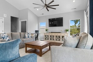 TV - Starlight Cove𓇼Spacious+Stunning | 0.6mi to Beach (Oak Island)