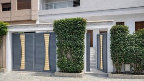 Una casa moderna con ingresso piastrellato, una scala e un balcone.