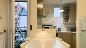 Fridge, microwave, stovetop, dishwasher - Apartment with Balcony, Wi-Fi and Air Conditioning (Milano)