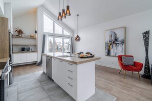 Fridge, microwave, oven, stovetop - Pool, Spa, sauna & Pool Table | Beaulieu 110 (Pont-Rouge)