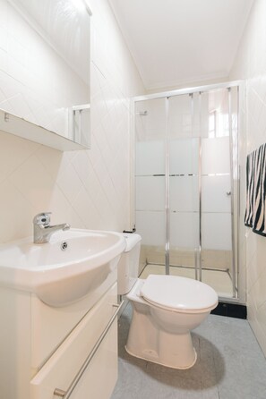 Hair dryer, towels, soap, toilet paper - Apartment for rent at Rua de Santo Estevão 25, Santa Maria Maior, Lisbon. (Lisboa)