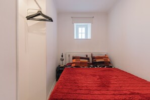 1 bedroom, iron/ironing board, Internet, bed sheets - Apartment for rent at Rua de Santo Estevão 25, Santa Maria Maior, Lisbon. (Lisboa)