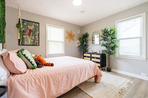 Room - Retro Red Panda (Louisville)