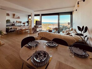 TV, books - Family villa for 6 people with sea view (Vallauris)