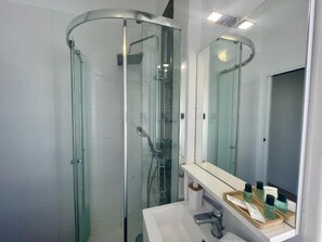 Hair dryer, towels, soap, toilet paper - Charming Apartment (Reims)