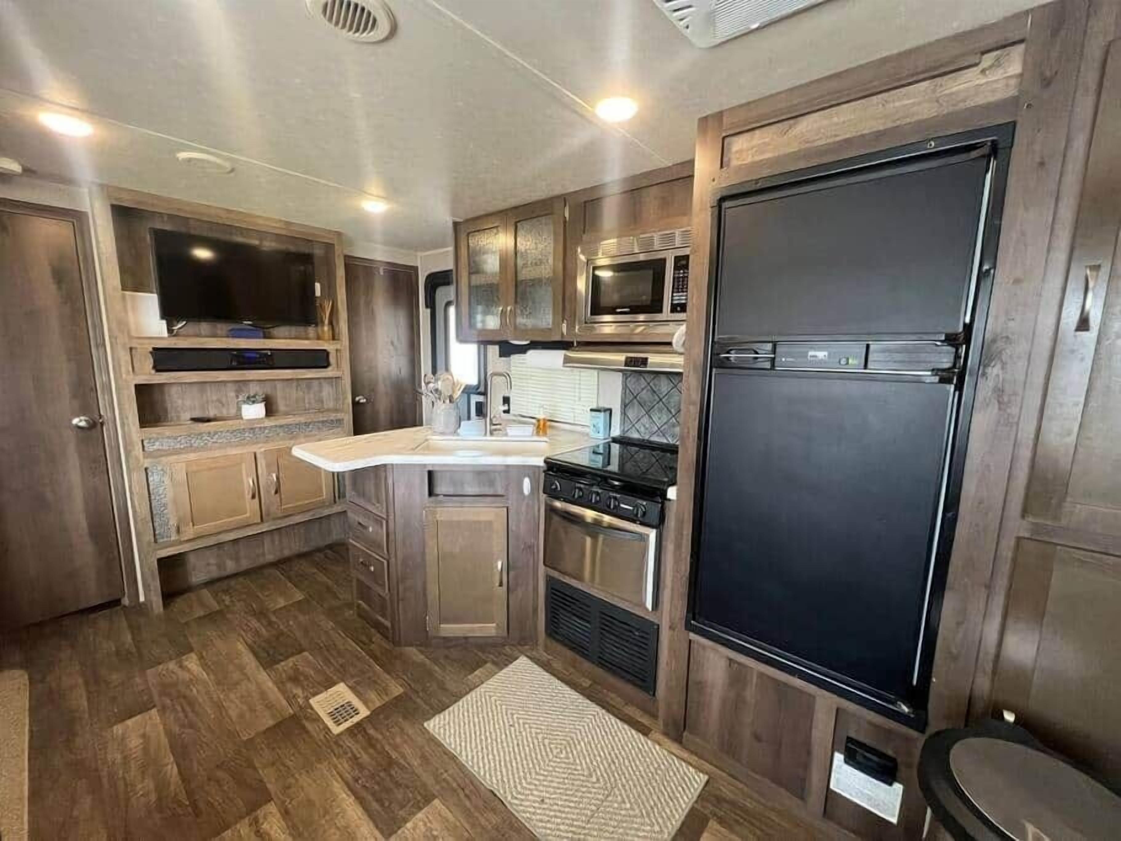 Fridge, microwave, stovetop, cookware/dishes/utensils