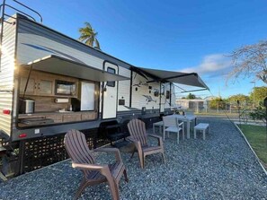 Outdoor dining - Family Camper in Isabela (Isabela)