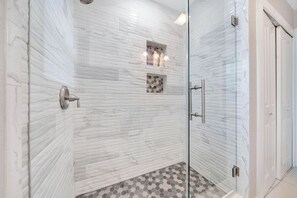 Douche, sèche-cheveux, serviettes fournies, savon