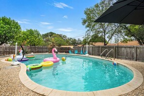Outdoor pool - Family Friendly Stay! Central Location-Pack'n'play-extra sleeping-Sleeps 12! (San Antonio)