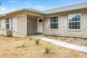 Exterior - Family Friendly Stay! Central Location-Pack'n'play-extra sleeping-Sleeps 12! (San Antonio)
