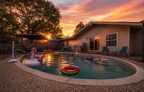 Outdoor pool - Family Friendly Stay! Central Location-Pack'n'play-extra sleeping-Sleeps 12! (San Antonio)