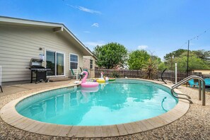 Outdoor pool - Family Friendly Stay! Central Location-Pack'n'play-extra sleeping-Sleeps 12! (San Antonio)