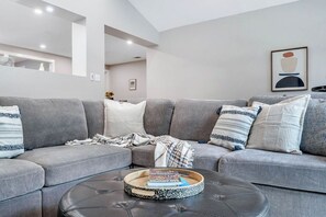 TV connectée, cheminée, baby-foot, livres