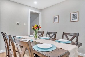 Dining - Family Friendly Stay! Central Location-Pack'n'play-extra sleeping-Sleeps 12! (San Antonio)