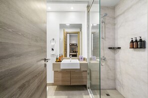 Towels - Luxe JVC Studio with Skyline Views, Pool and Gym (Dubai)