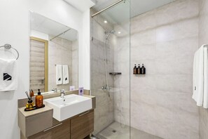 Towels - Luxe JVC Studio with Skyline Views, Pool and Gym (Dubai)